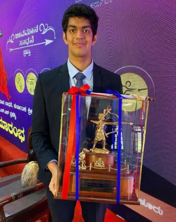 Srihari Nataraj holding the Ekalavya Award
