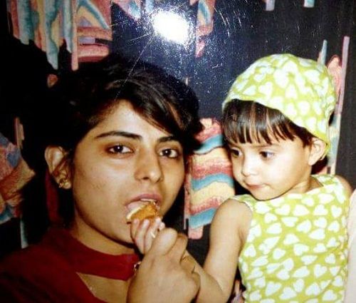 A childhood picture of Ayushi Gupta with her mother