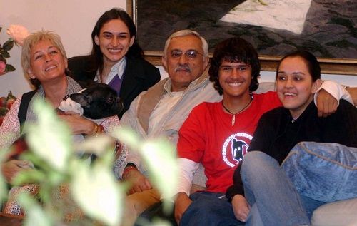 Ajit Sodhi with his parents and sisters