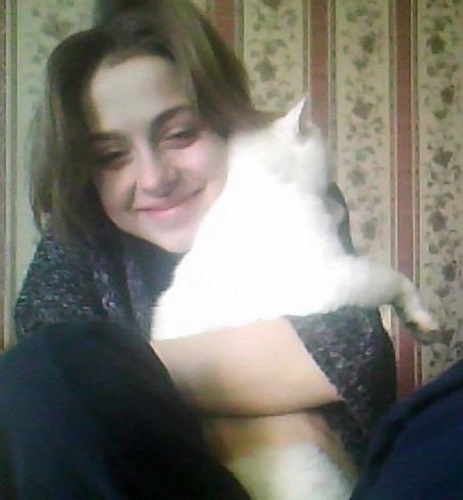 Alexandra Djavi with her pet cat