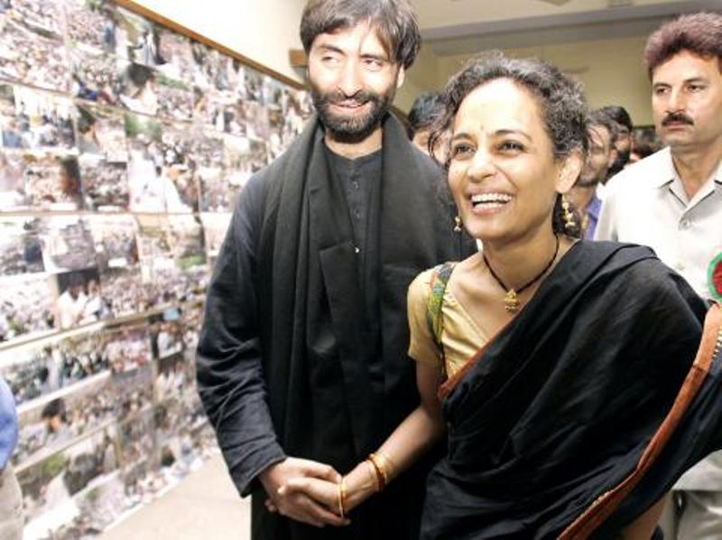 Arundhati Roy shakes hands with Yasin Malik during the inauguration of a photo exhibition named “Voices for Peace, Voices for Freedom” in New Delhi on 17 March 2005