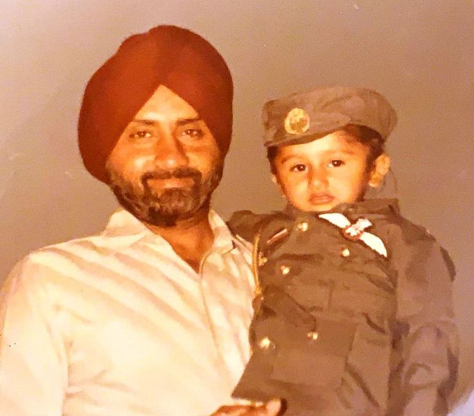 Childhood picture of Honey Singh with his father