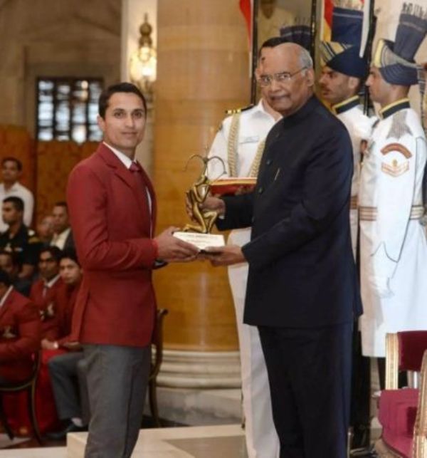 Fouaad Mirza receiving the Arjuna Award from the President of India
