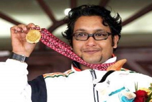 Jaspal Rana posing with his gold medal after the Commonwealth Games