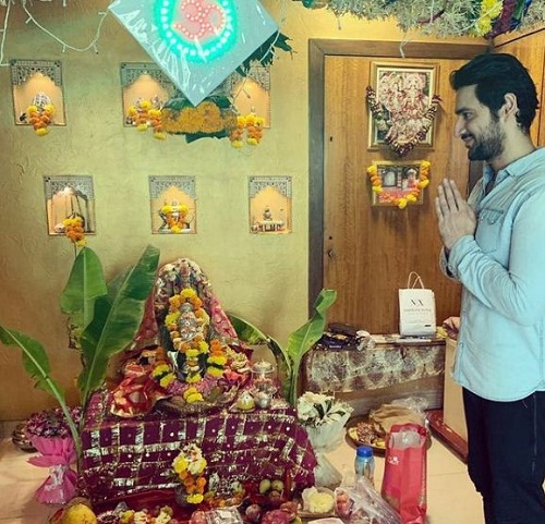 Karan Nath with an idol of Lord Ganesha