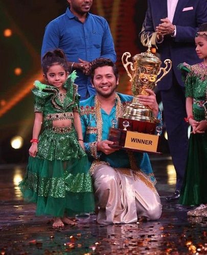 Nishant Bhat with the winner trophy in Dance Deewane 3