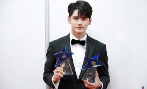 Ong Seong-wu with his awards