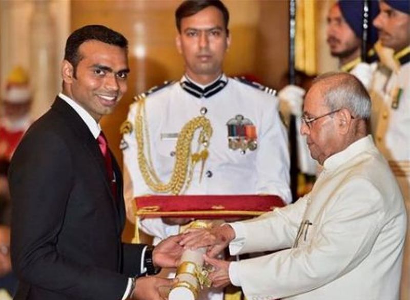 P. R. Sreejesh receiving India's fourth highest civilian award, Padma Shri, from the President of India Pranab Kumar Mukherjee