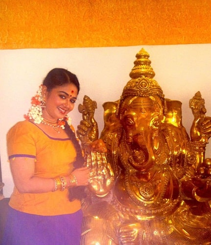 Saranya Sasi with an idol of lord Ganesha