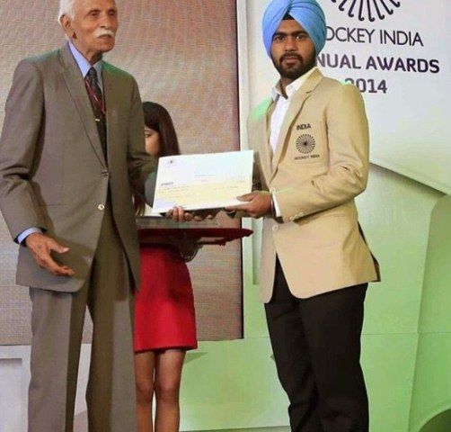 Simranjeet Singh receiving his Hockey India Annual Award