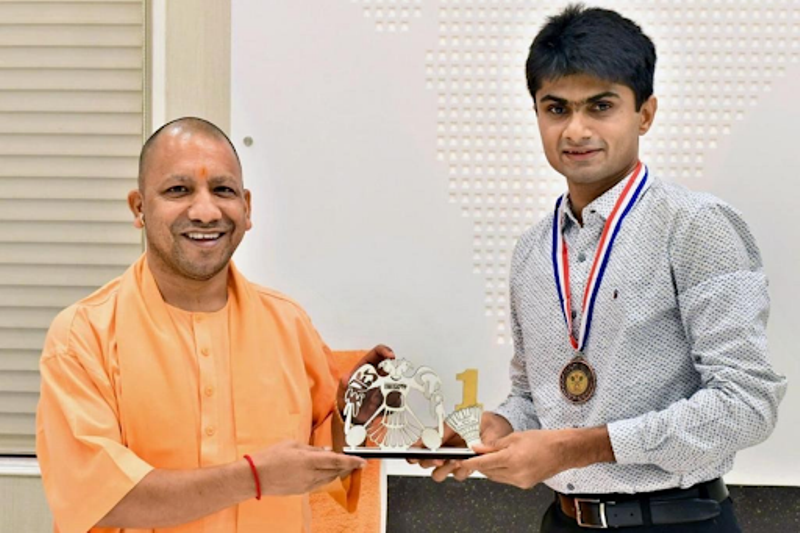 Suhas Lalinakere is the recipient of the Yash Bharti, Uttar Pradesh’s highest civilian honour on 1 December 2016. He was given this award by the Chief Minister of Uttar Pradesh.