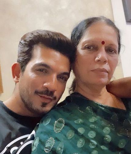 Arjun Bijlani with his mother