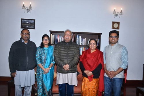 Baby Rani Maurya with her family and Mohan Bhagwat (center)