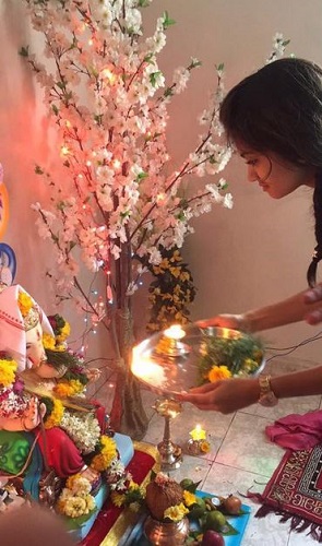 Ishwari Deshpande while worshipping Lord Ganesha