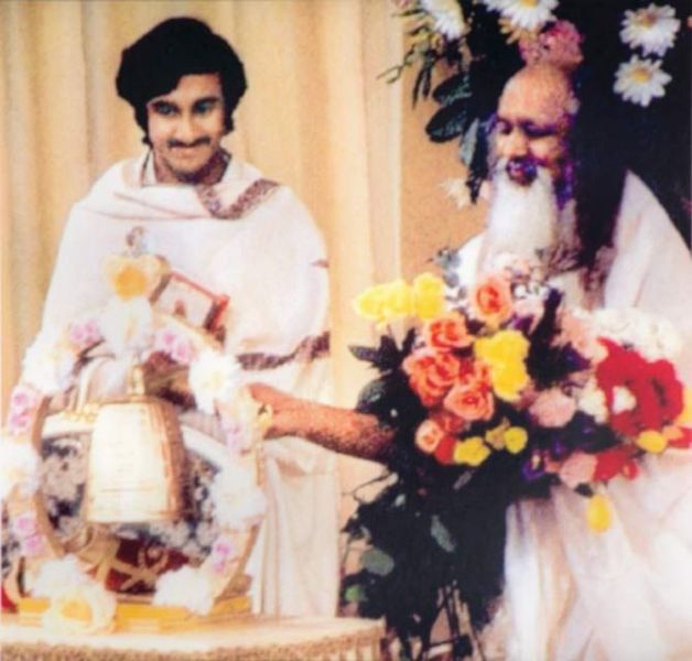 Maharishi Mahesh Yogi with Sri Sri Ravi Shankar