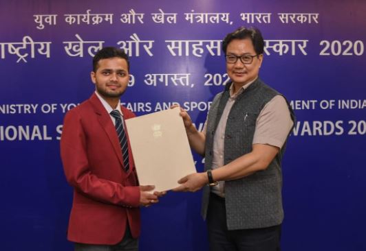 Manish Narwal receiving the Arjuna Award from Sports Minister Kiren Rijiju