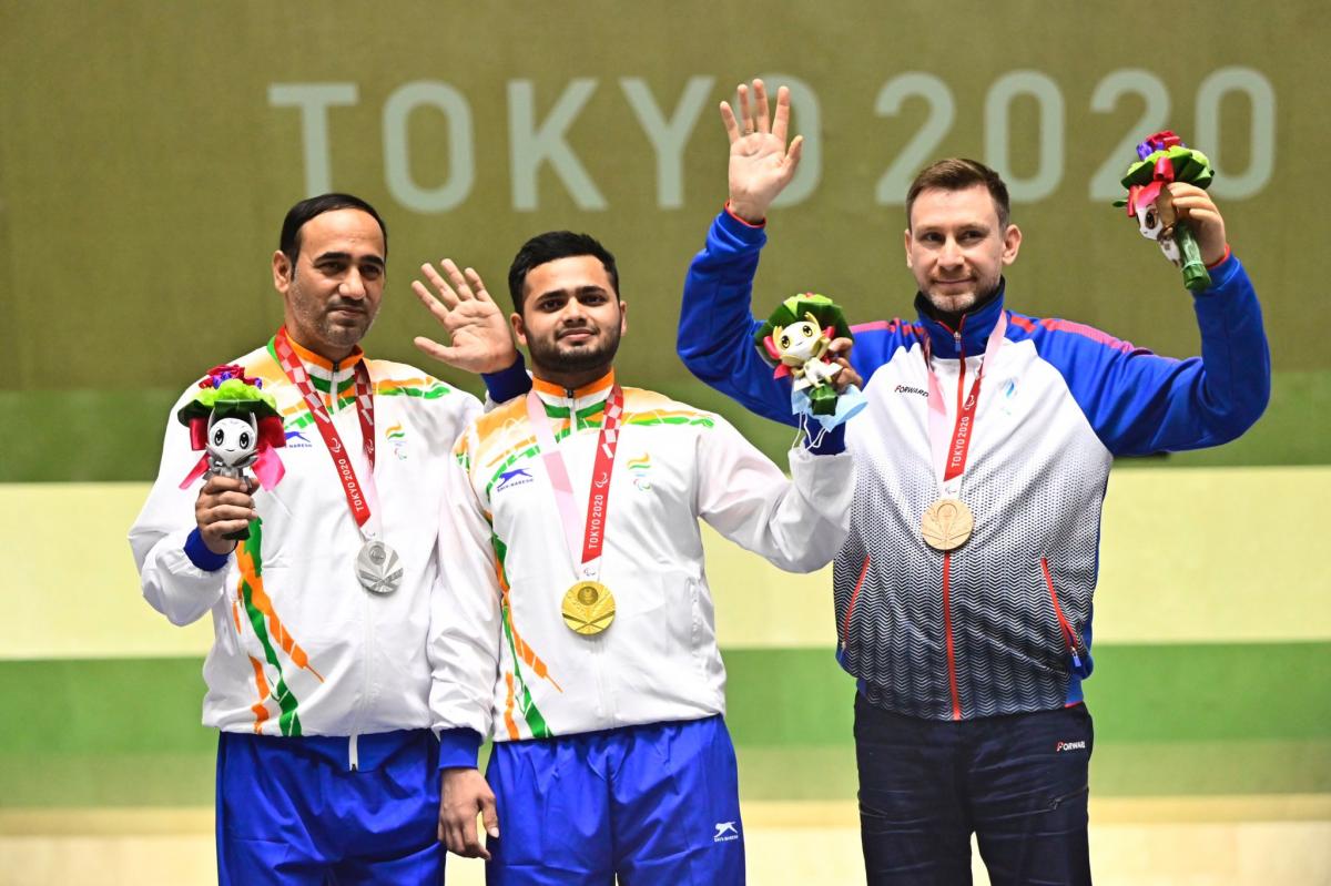 Manish Narwal showing his gold medal at the 2020 Tokyo Paralympics