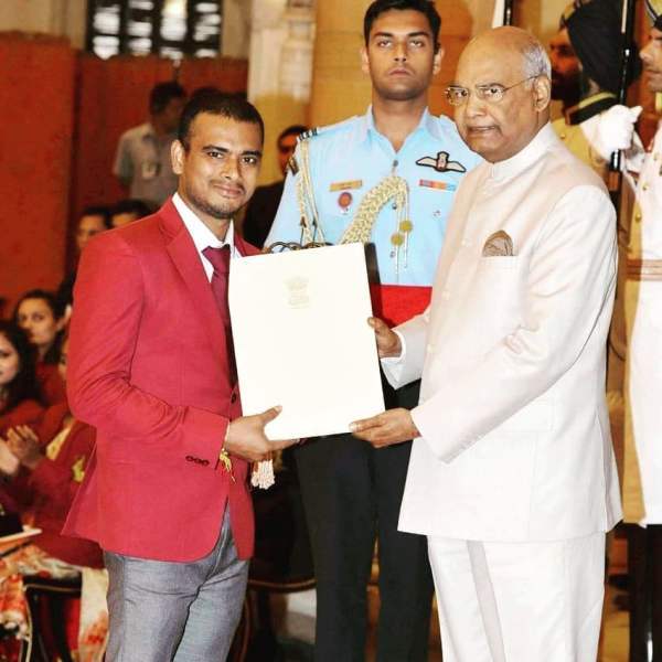 Manoj Sarkar while receiving Arjuna Award from the Indian President Ram Nath Kovind