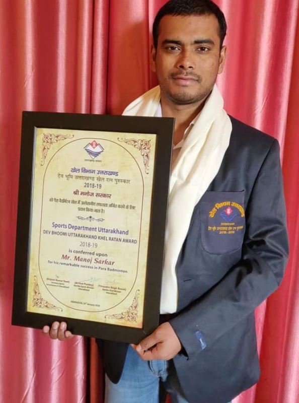 Manoj posing with his Khel Ratna award by Uttarakhand State