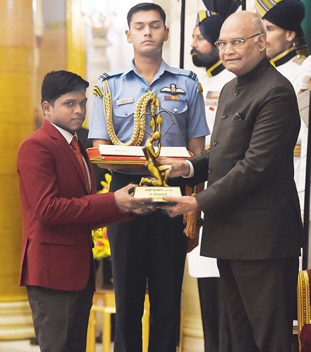 Mariyappan receiving the Arjuna Award from the President of India Ram Nath Kovind