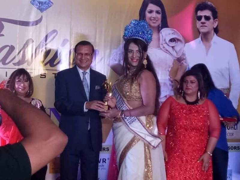 Naaz Joshi felicitated by anchor and editor-in-chief of India TV Rajat Sharma