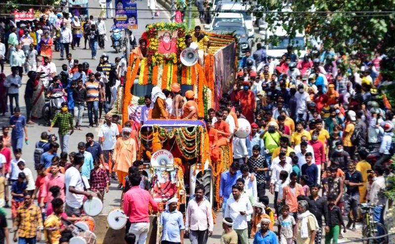 Narendra Giri's body taken in a procession