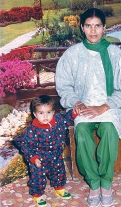 Pooja Mor as a kid with her mother