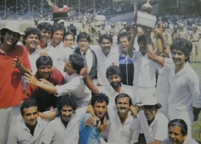 Ramiz Raja with his team after winning the Bangalore test in 1987 against India