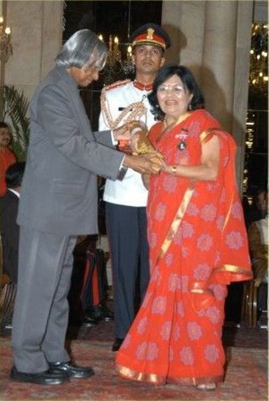 Tarla Dalal receiving Padma Shree