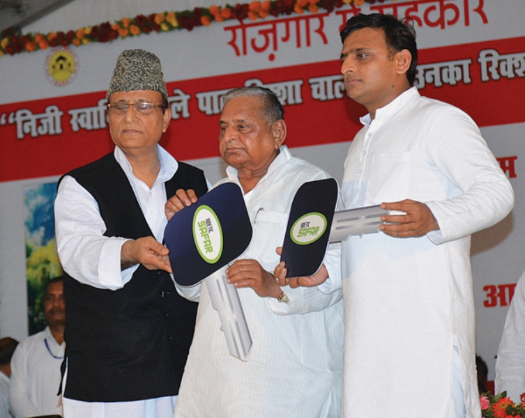 The Samajwadi Party leaders while giving bulk orders to Kinetic three-wheelers