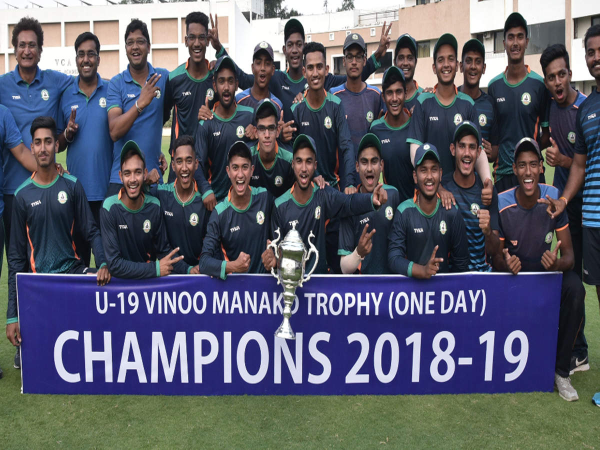 Vidarbha team posing after winning the 2018 Vinoo Mankad Trophy