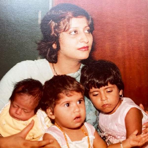 Childhood picture of Shwetambari Soni with her mother and sisters
