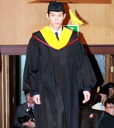 A picture of Lee Jung-jae on the day he was awarded his master's degree