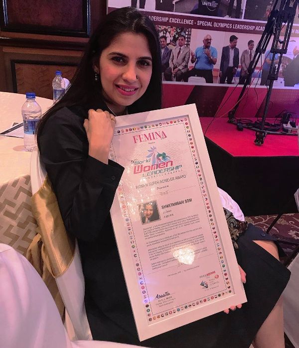 Shwetambari Soni posing with her certificate of World Leadership Congress for Femina's Women Super Achiever Award (2018)