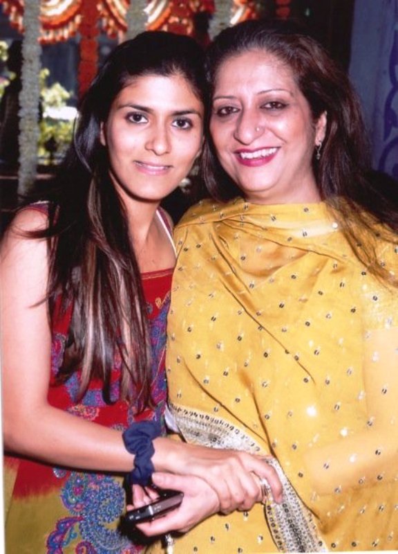 Shwetambari Soni's sister Namrata Soni with their mother