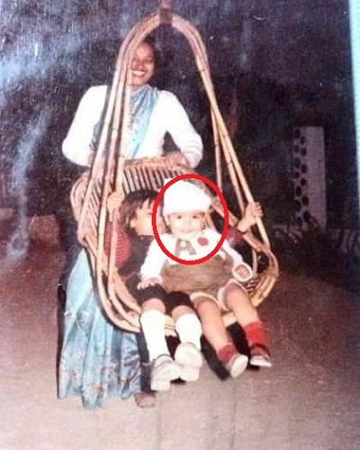 Acharya Pratishtha's childhood picture with her mother