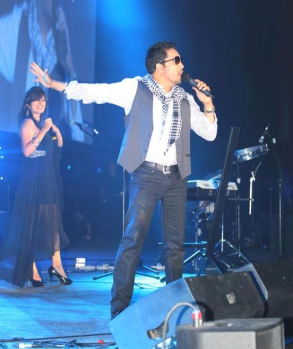 Akasa performing with Mika Singh in 2012