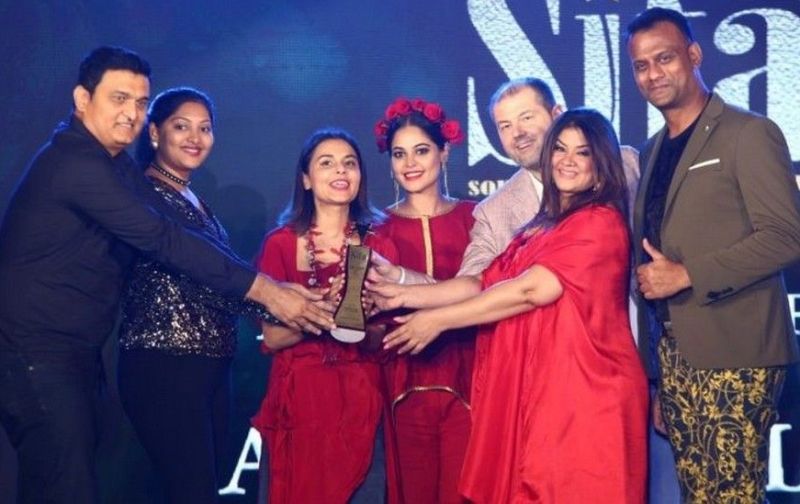 Asmita Marwa (third from left) accepting her award at SIFA 2018