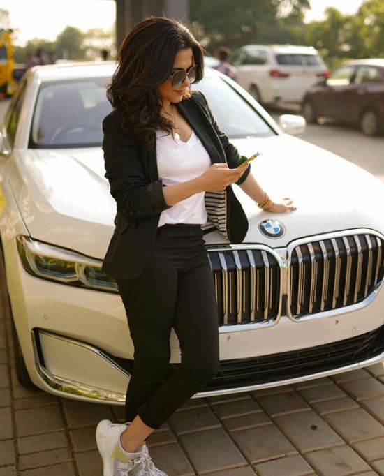Dhivyadharshini posing with her car