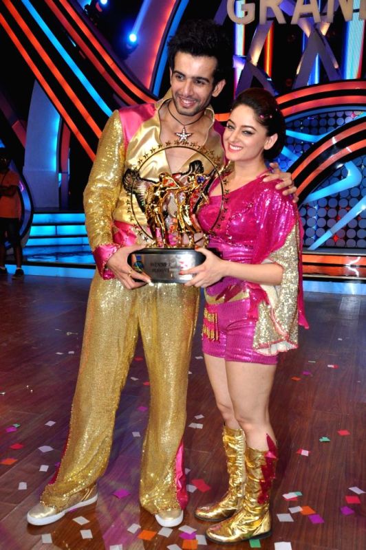 Jay Bhanushali posing with the Nach Baliye 5 trophy
