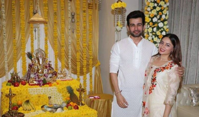 Jai Bhanushali with his wife at their home posing with the idol of Lord Ganesha