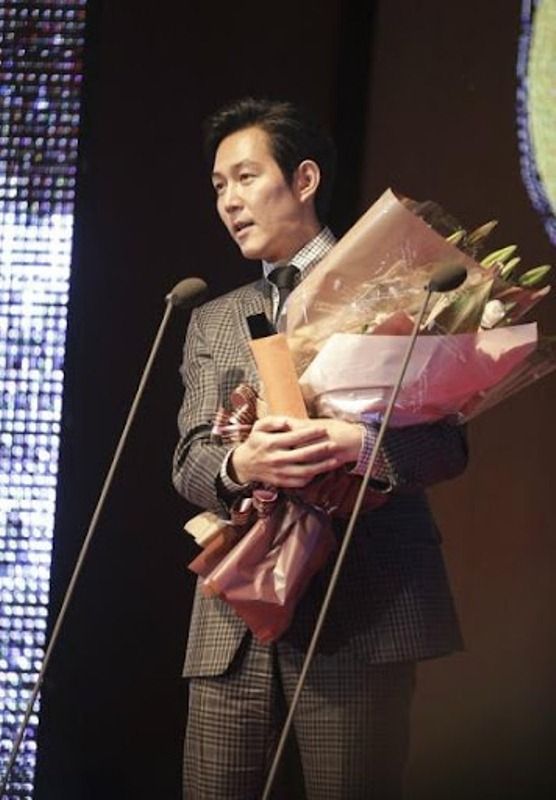 Lee Jung-jae during his acceptance speech at Buil Film Awards