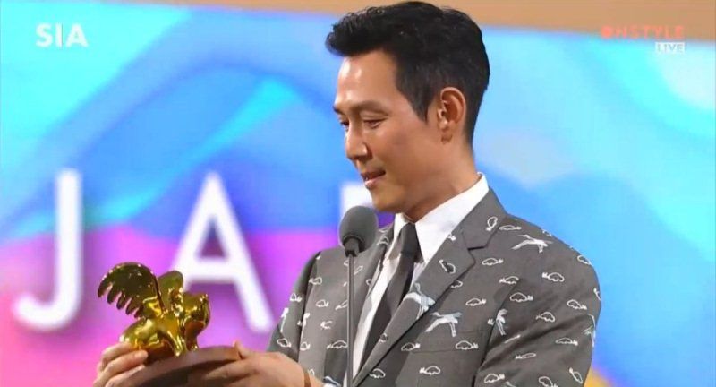 Lee Jung-jae during his acceptance speech at Style Icon Awards