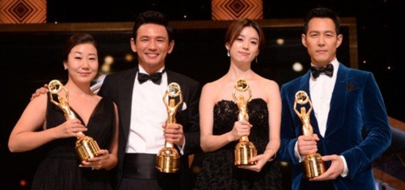 Lee Jung-jae with his Blue Dragon Film Award