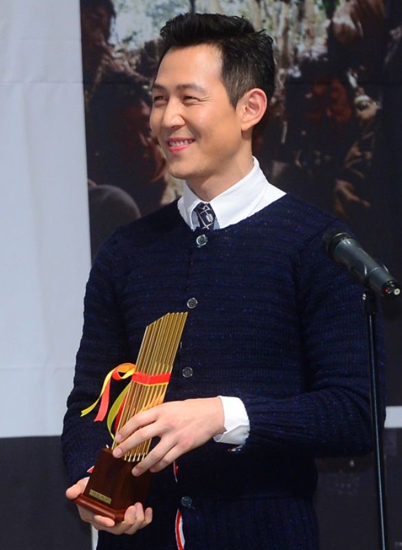Lee Jung-jae with his Korean Association of Film Critics Award