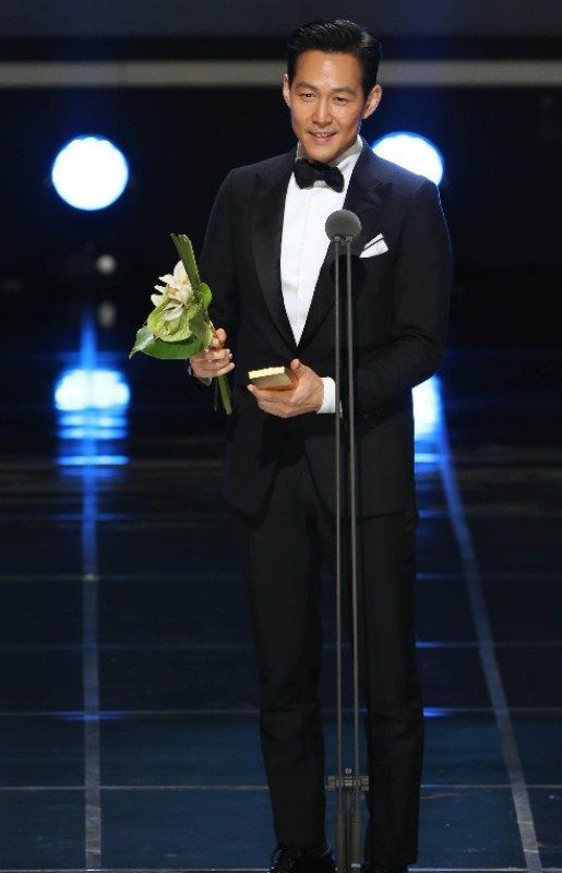 Lee Jung-jae while giving his acceptance speech at the Baeksang Arts Awards