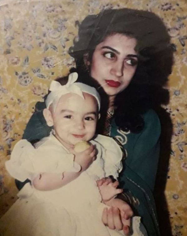 Mehar Bano's childhood picture with her mother