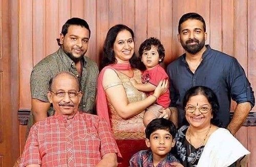Nedumudi Venu with his wife, sons, and daughter-in-law