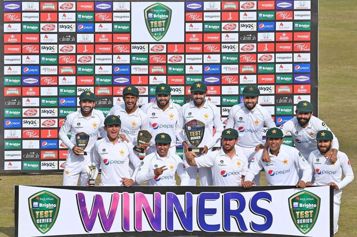Pakistan posing with the trophy