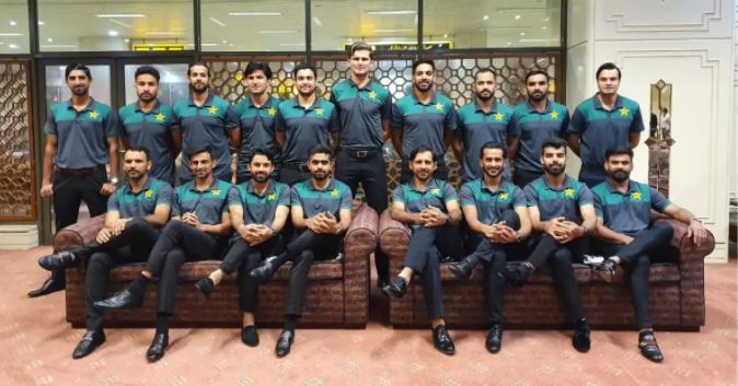 Pakistan team posing before the 2021 T20 World Cup